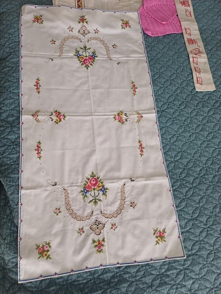 Vintage handwerk: geborduurd tafelkleedje en handdoeken, Ophalen of Verzenden