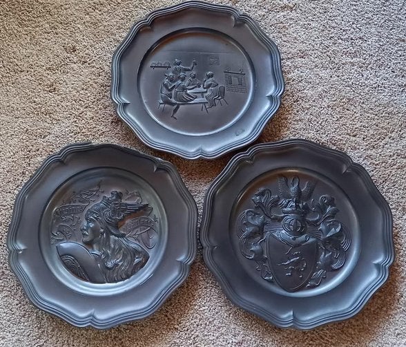 Tinnen borden, kannetje, maatbekertje en kandelaartje, Ophalen of Verzenden
