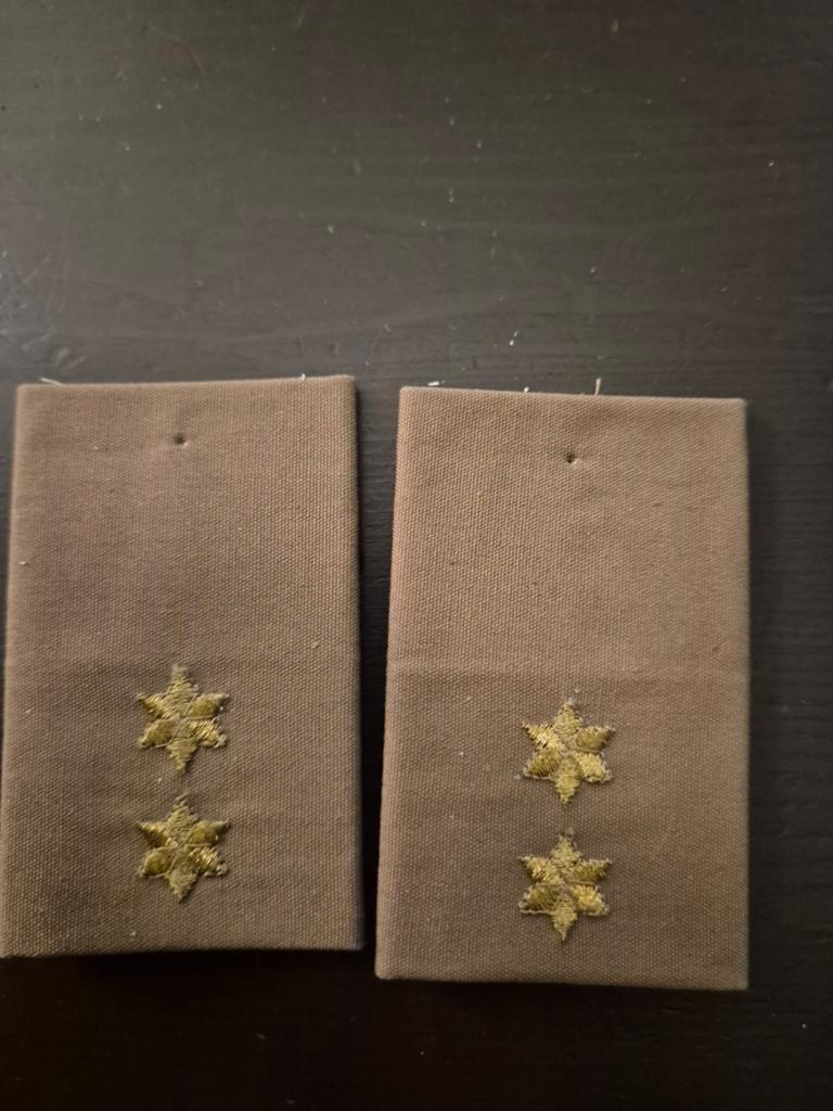 Leger rangen setje
luitenant 1 ste de klas, Ophalen of Verzenden, Landmacht, Nederland, Embleem of Badge