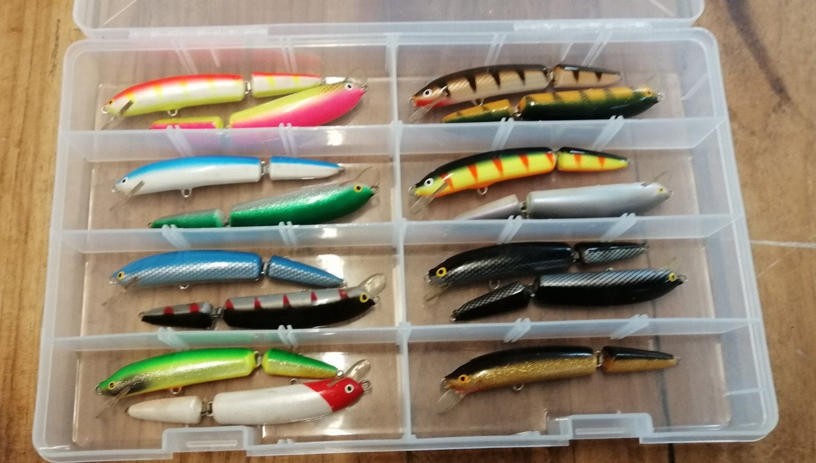 15x Nilsmaster Invincible 12cm jointed pluggen in tacklebox, Watersport en Boten, Ophalen, Overige typen