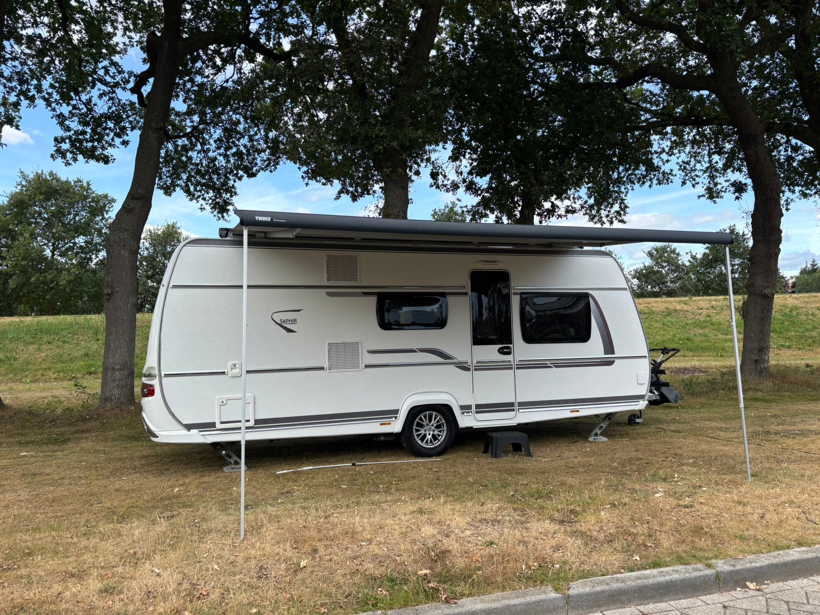 Fendt Saphir 560 skm 2022 5-6 persoon incl stapelbed, Caravans en Kamperen, Caravans, Lichtmetalen velgen, 7 tot 8 meter, Treinzit