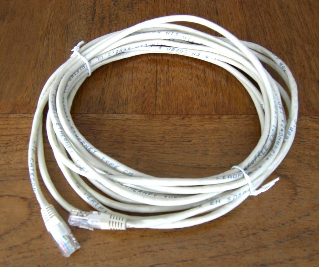 UTP kabel Ethernetkabelmet connectoren lengte 6,95 mtr., Computers en Software, Pc- en Netwerkkabels, Ophalen of Verzenden, Zo goed als nieuw