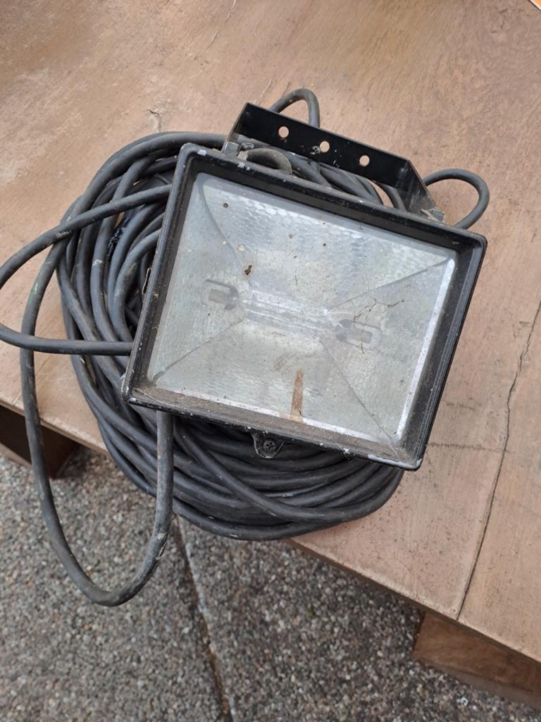 Bouwlamp met lange kabel, Ophalen of Verzenden, Gebruikt, 50 tot 200 watt, Lamp met armatuur