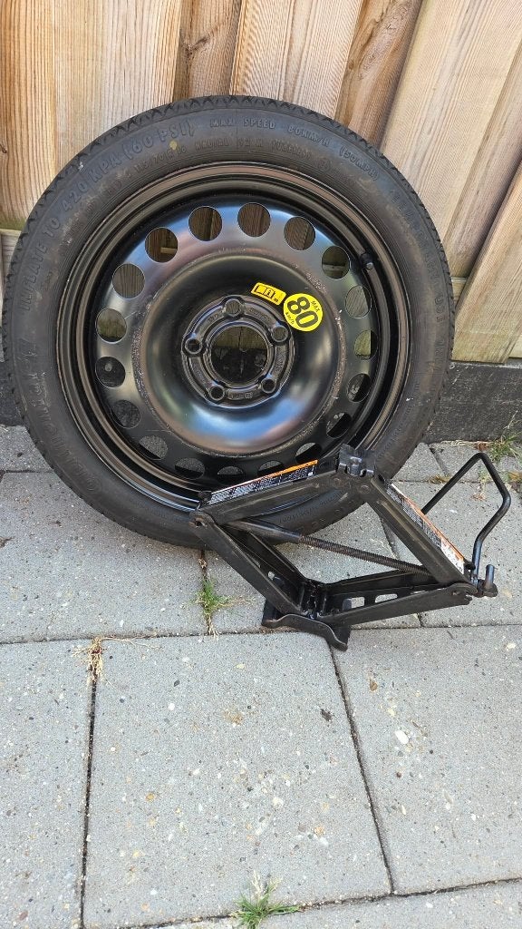 Thuiskomer reservewiel steekmaat 5x115 ,16inch+ krik., Ophalen, Zo goed als nieuw