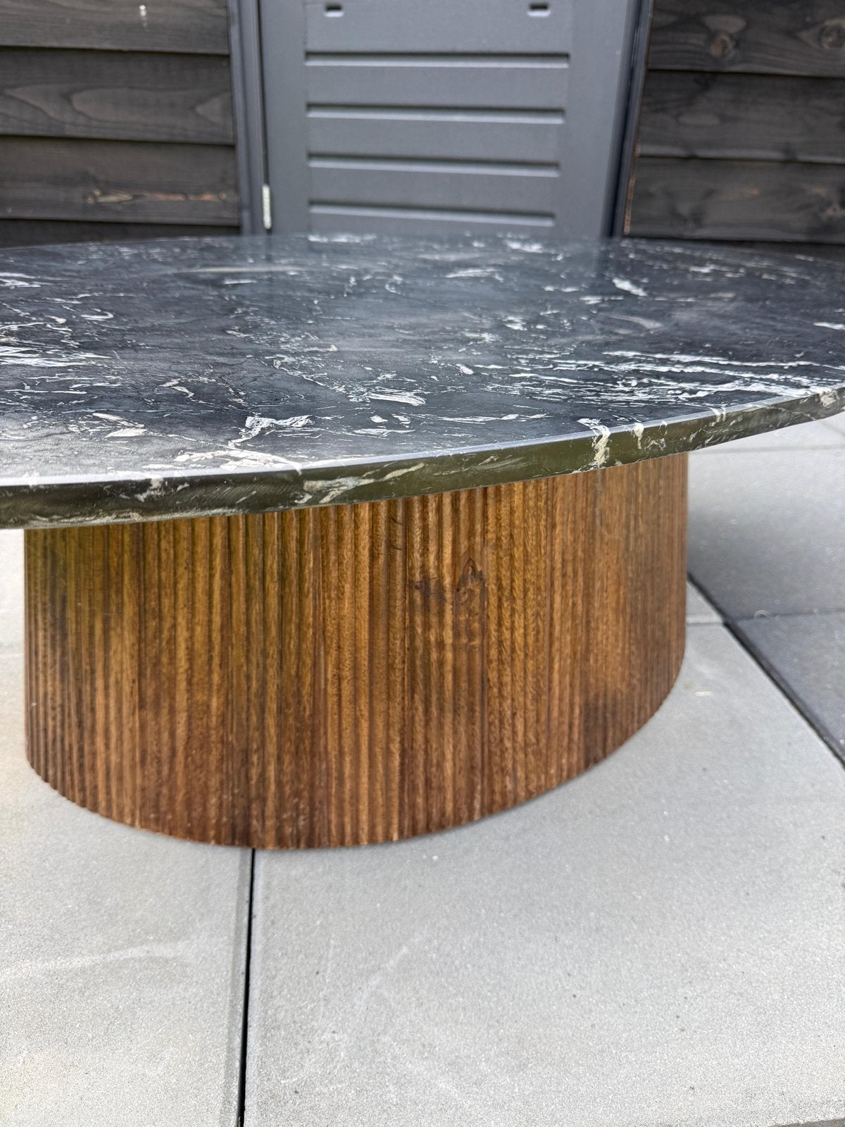 Ovale salontafel met marmeren blad en houten onderstel, Huis en Inrichting, Tafels | Salontafels, Ophalen, 50 – 75, 100 tot 150 cm