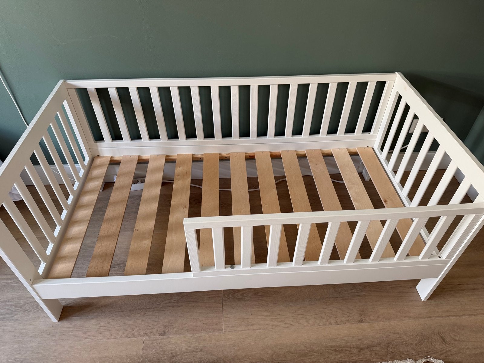 Petite Amelie Peuterbed «Plume» 140x70 Wit + Matras & Dekbed, Ophalen, Gebruikt, Ledikant