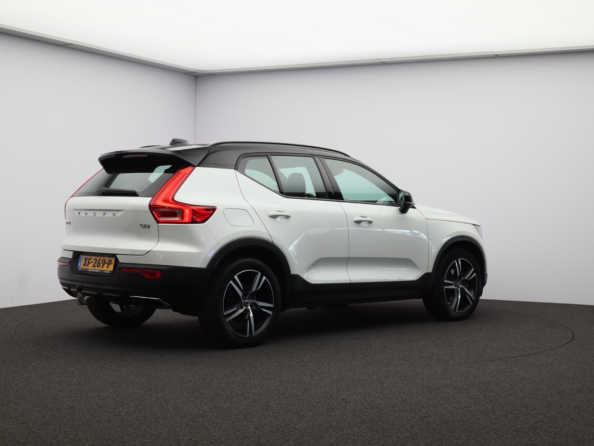 Volvo XC40 2.0 T4 R-Design / Trekhaak / Panoramadak / Adapti, 15 km/l, Euro 6, 1969 cc, Wit