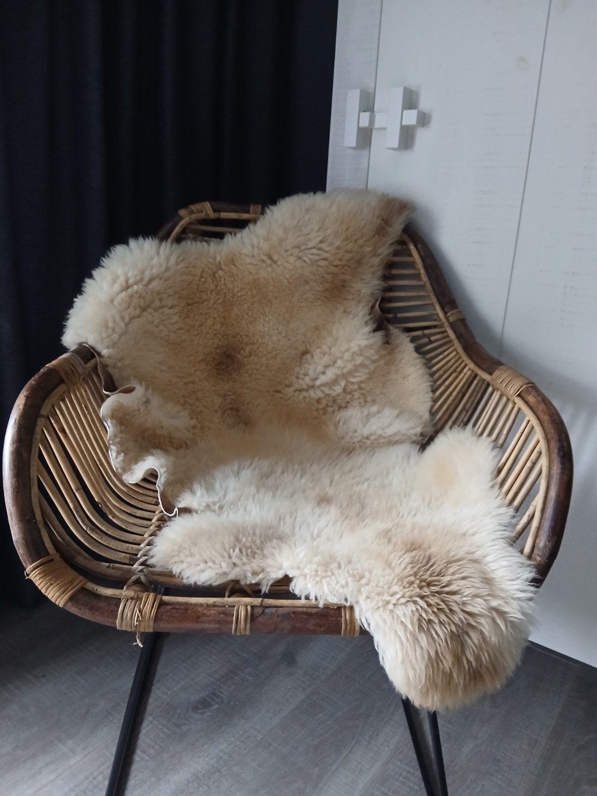 Rieten stoel met echt schapenvacht - Zo goed als nieuw, Huis en Inrichting, Ophalen, Riet of Rotan, Bruin, Eén