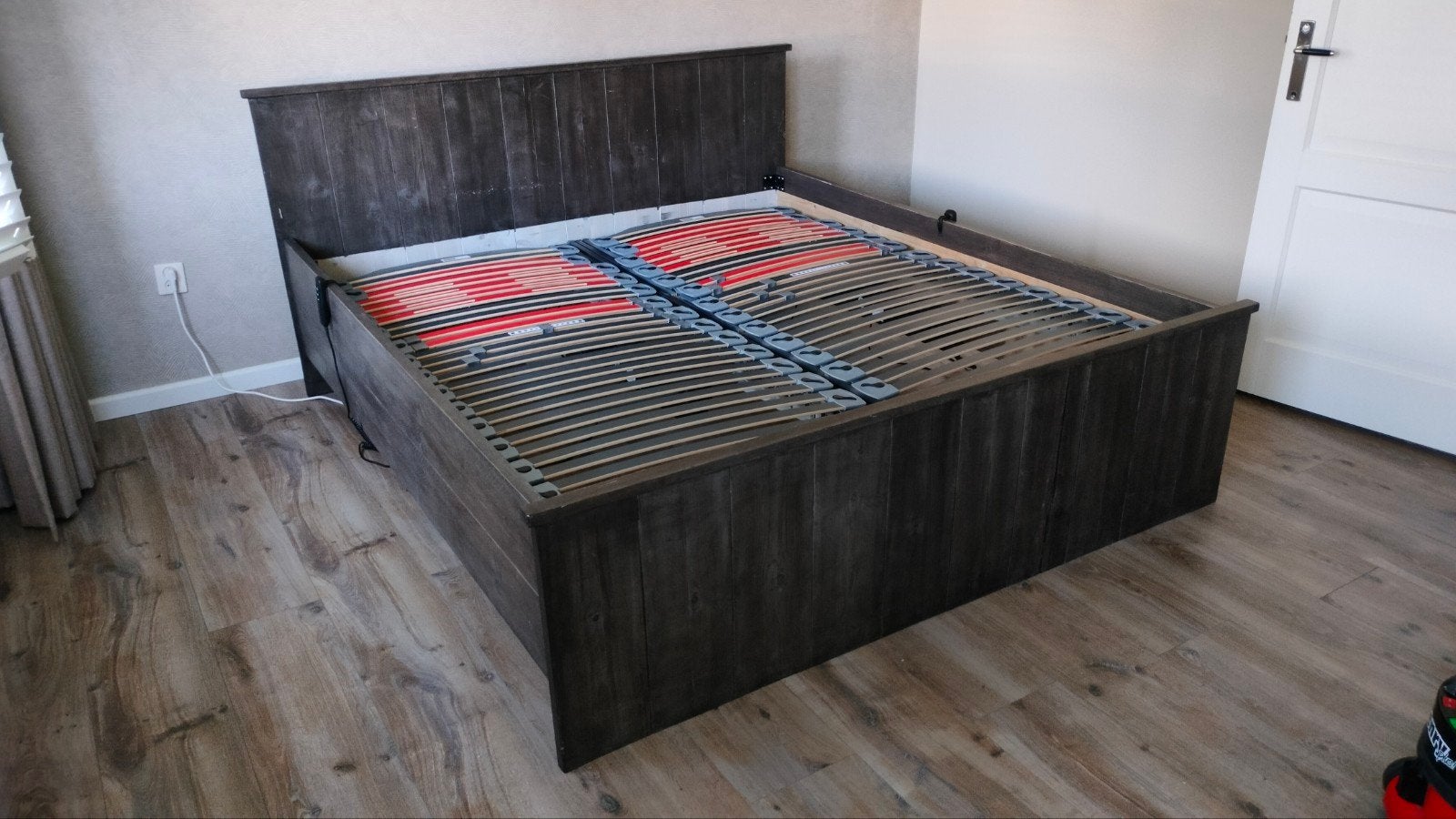 Tweepersoonsbed met lattenbodems en 2 nachtkastjes, Gebruikt, Zwart, Steigerhout, Tweepersoons