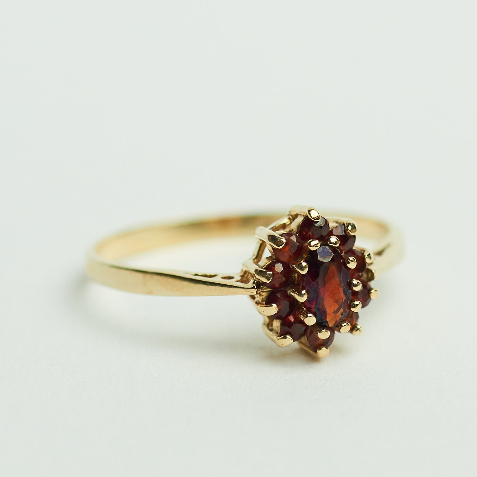 Vintage gouden ring met granaat cluster halo ring bloem, 18 tot 19, Ophalen of Verzenden, Zo goed als nieuw, Met edelsteen