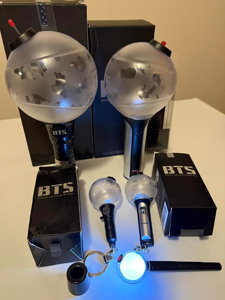 BTS official lightstick & keyring ver 1 & 2 + lightstick pen, Ophalen of Verzenden, Zo goed als nieuw, Gebruiksvoorwerp