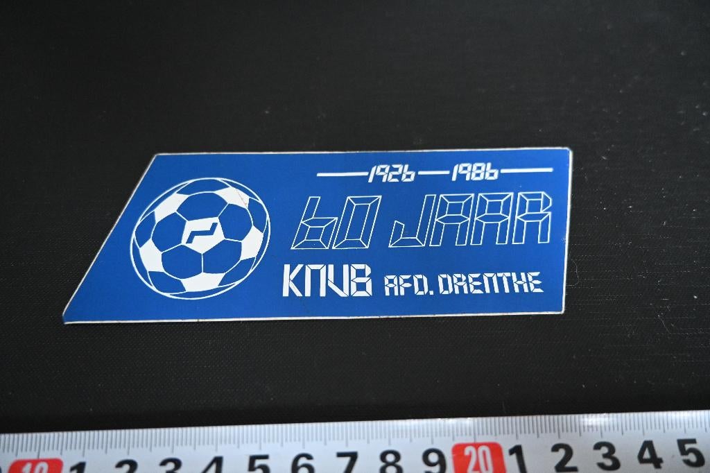 sticker KNVB afd. Drenthe 60 jaar 1926 - 1986, Ophalen, Zo goed als nieuw