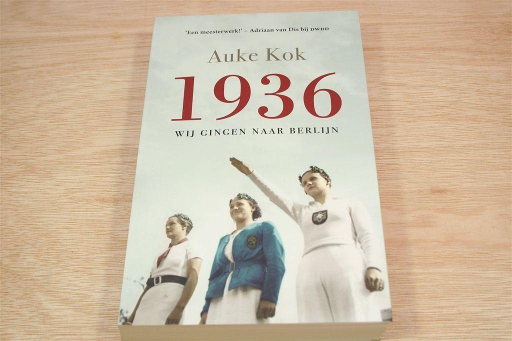 1936 — Wij gingen naar Berlijn — Auke Kok — Nazi-spelen, Boeken, Ophalen of Verzenden, Zo goed als nieuw, Europa