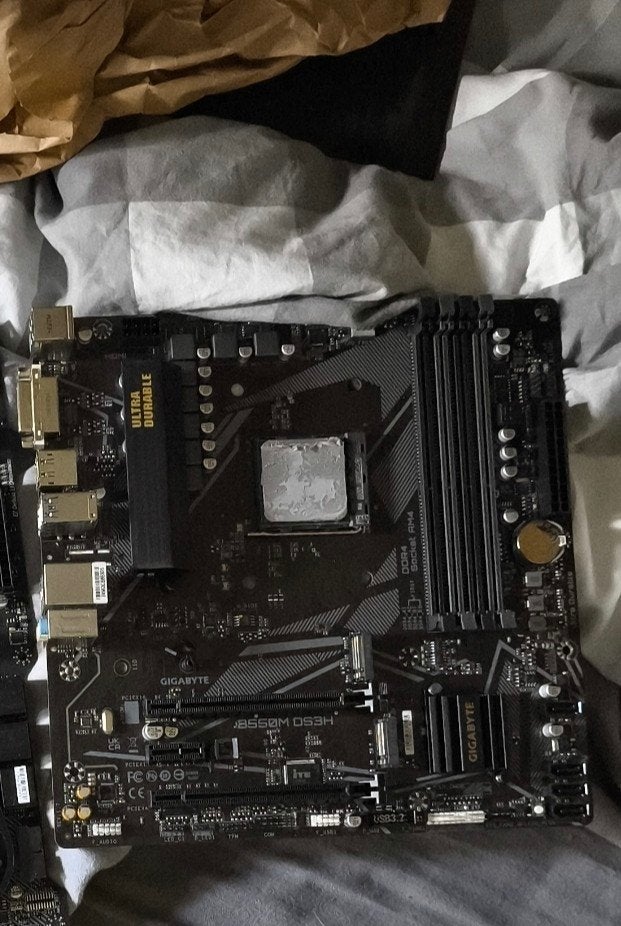 Gigabyte B550M DS3H AM4 Moederbord - Gebruikt, Computers en Software, Moederborden, Ophalen