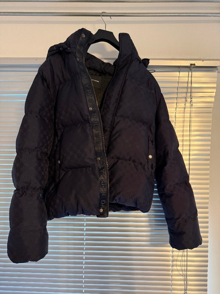 Daily Paper Ravan Puffer Navy - Maat L, Kleding | Heren, Maat 52/54 (L), Blauw, Ophalen of Verzenden, Daily Paper