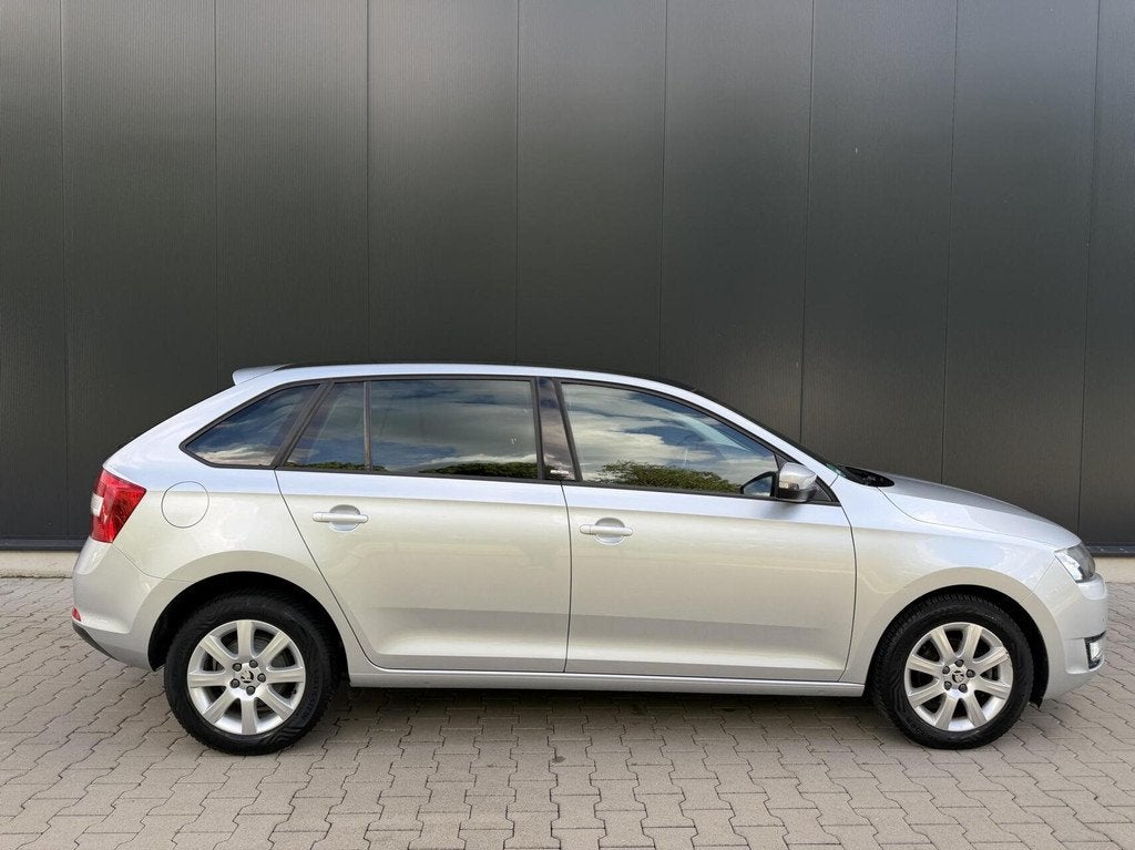 Skoda Rapid 1.2 TSI JOY Automaat Stoelvwarming Trekhaak PDC, Auto's, Skoda, Automatische klimaatregeling, Gebruikt, 4 cilinders