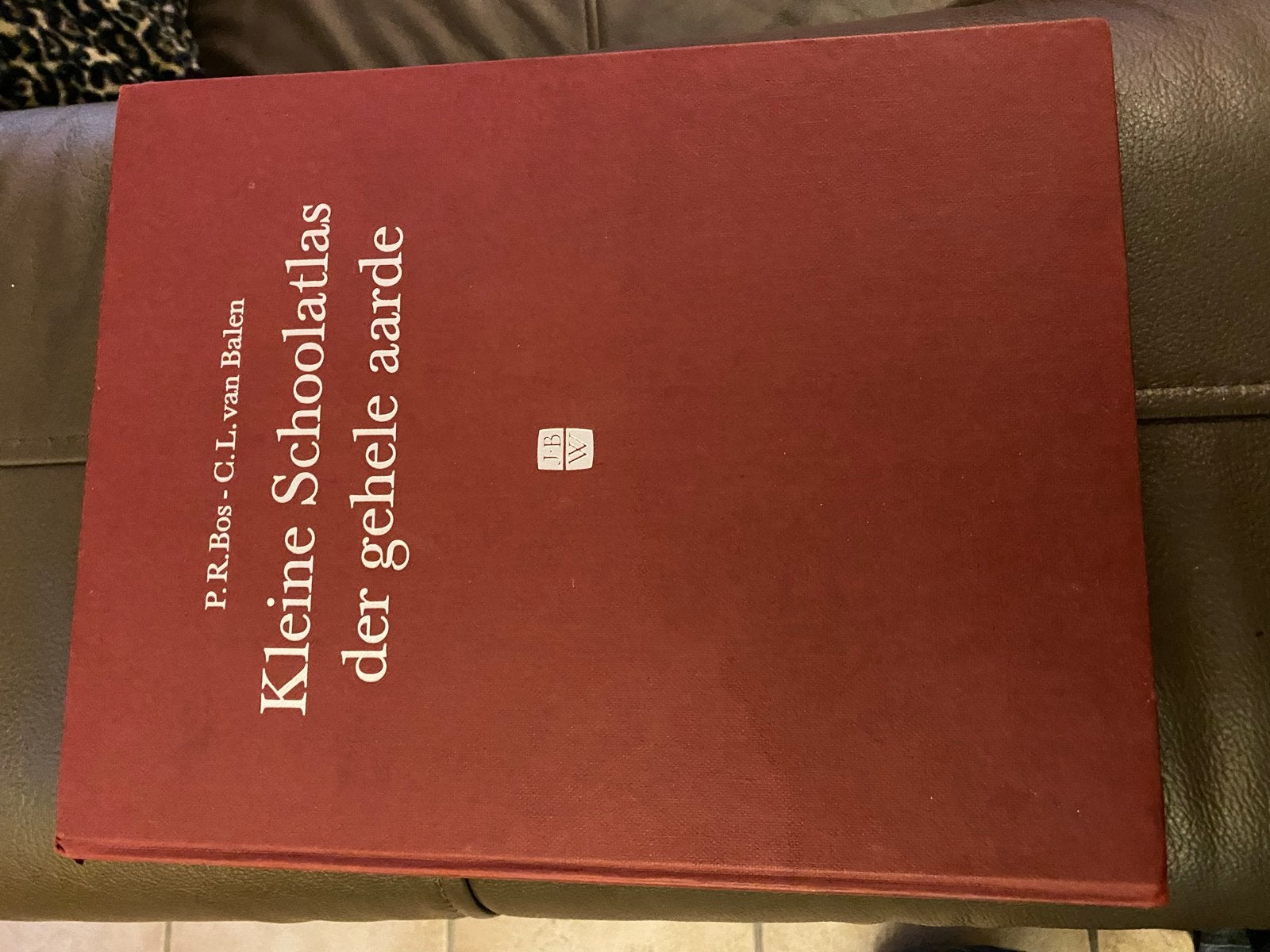 Kleine Schoolatlas der Gehele Aarde - P.R. Bos - 1963, Boeken, Atlassen en Landkaarten, Gelezen, Bosatlas, Ophalen of Verzenden