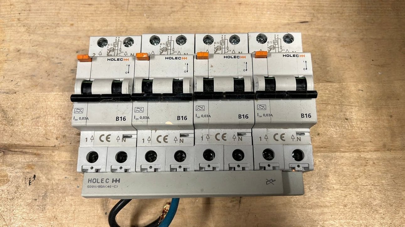 4x Holec B16 1P+N 30mA aardlekautomaat met kamrails, Ophalen of Verzenden, Gebruikt, Aardlekautomaat