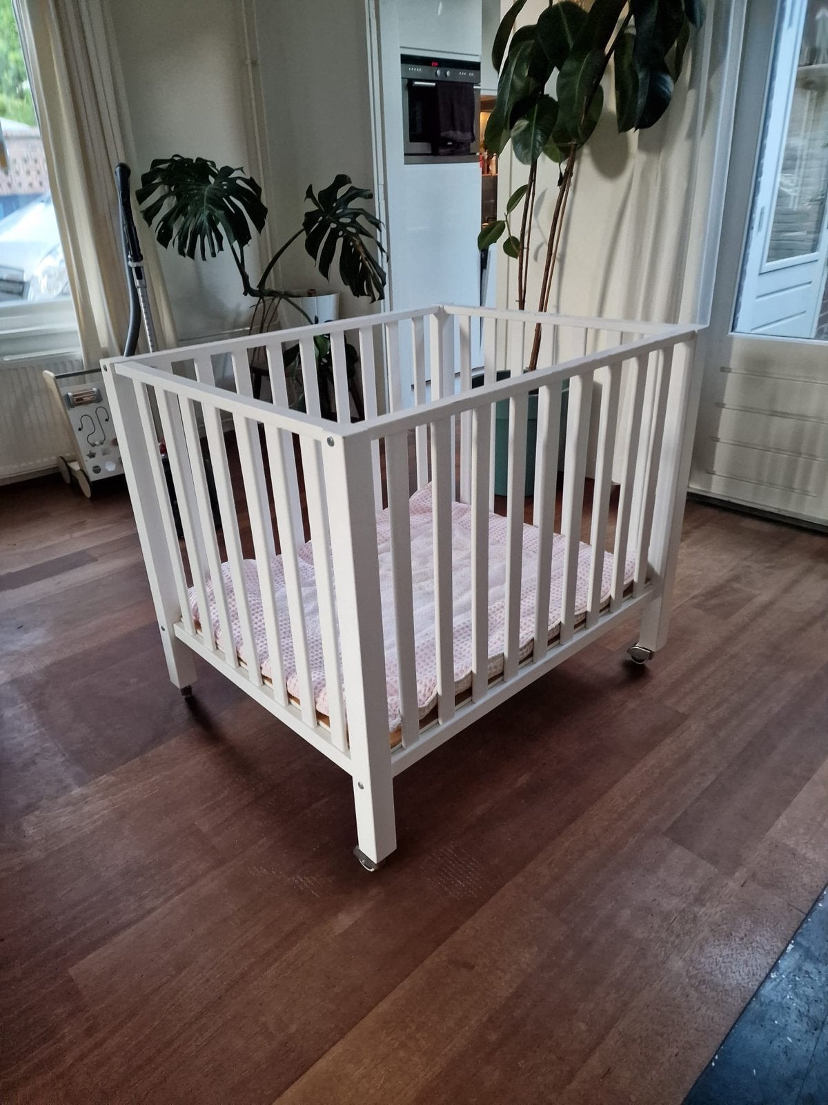 Bopita box met verstelbare bodem + Koeka boxkleed, Kinderen en Baby's, Boxen, Ophalen, Gebruikt, Vierkant, In hoogte verstelbaar