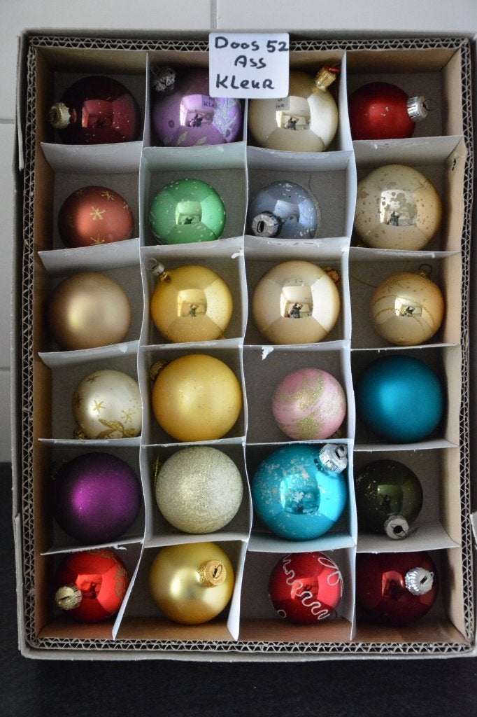 Kerstballen gekleurd Doos 52, Ophalen of Verzenden, Zo goed als nieuw