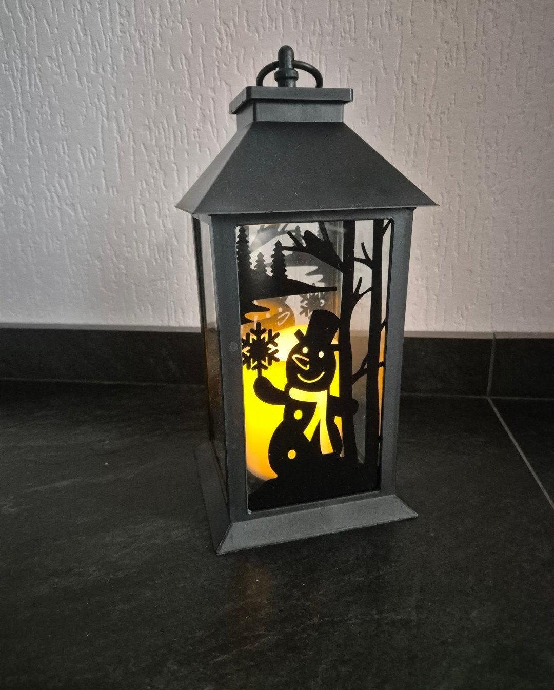 2 sfeervolle zwarte lantaren met kaars, Huis en Inrichting, Woonaccessoires | Kandelaars en Kaarsen, Kunststof, Lantaarn, Nieuw