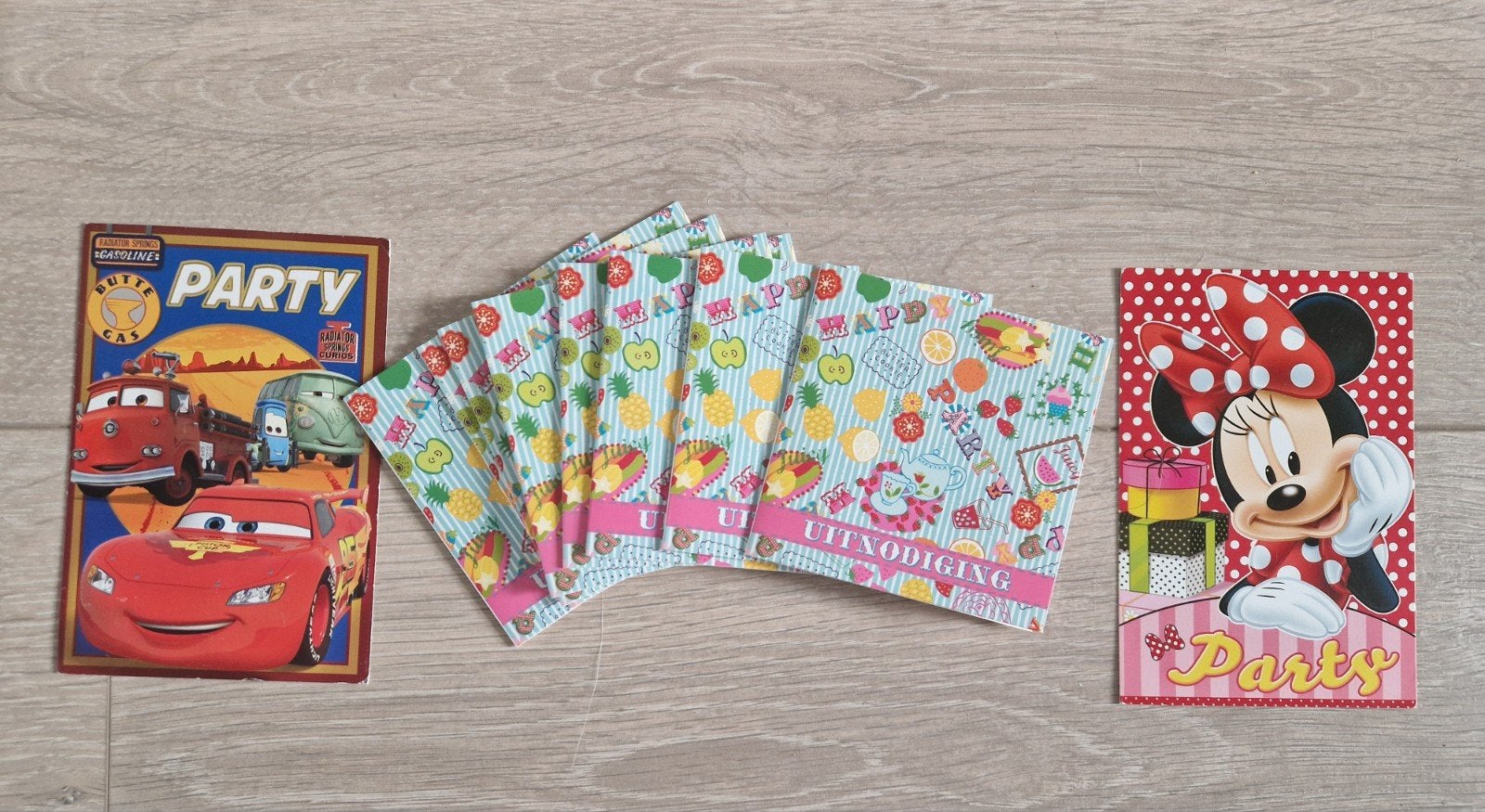 Uitnodigingen: Minnie Mouse, Cars en vrolijke fruitprint, Hobby en Vrije tijd, Feestartikelen, Ophalen of Verzenden, Nieuw, Feestartikel