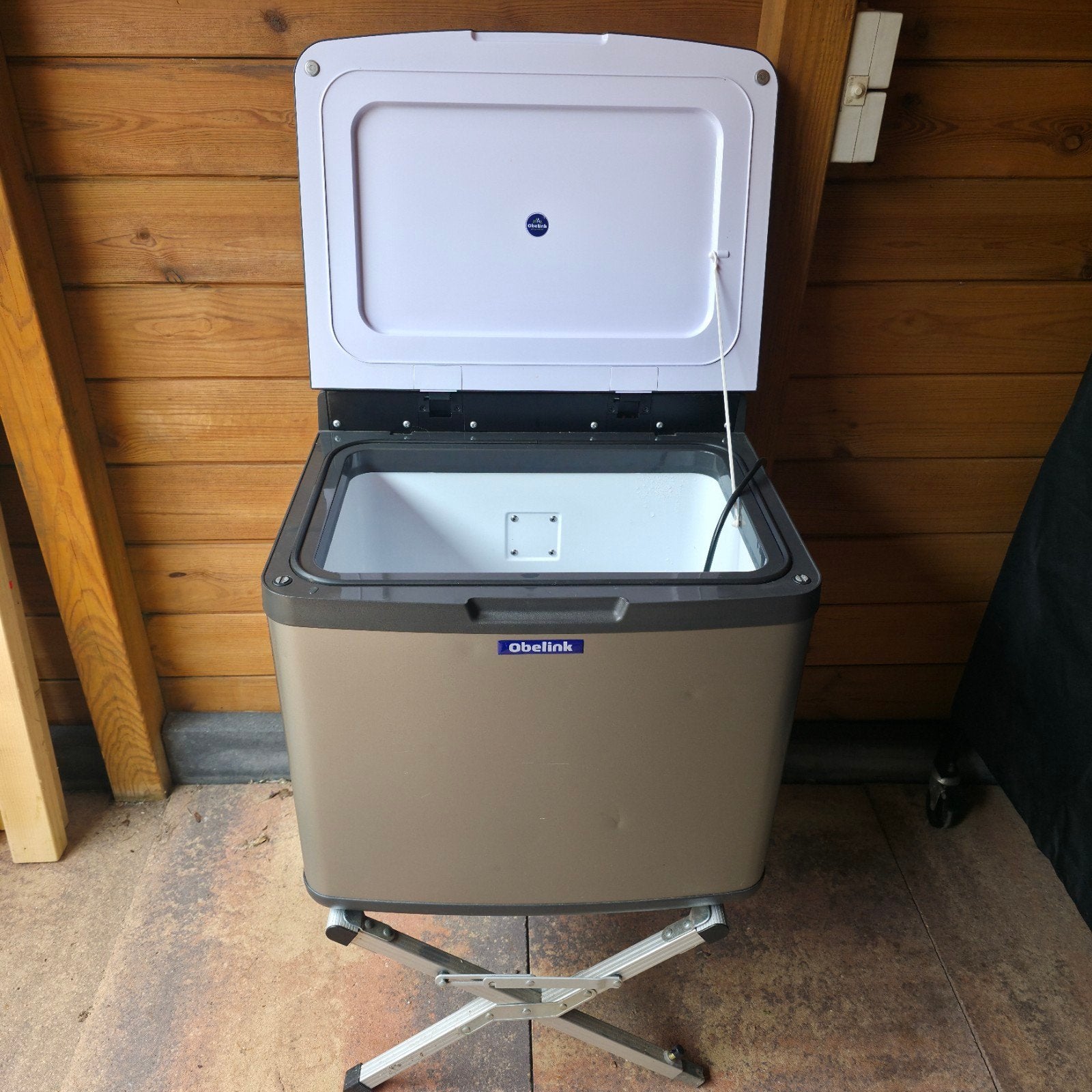 Camping koelkast/ koelbox 230v 12v incl standaard, Caravans en Kamperen, Kampeeraccessoires, Ophalen, Zo goed als nieuw