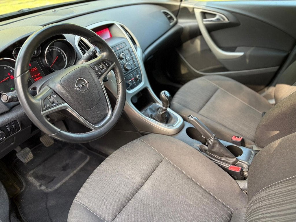 Opel Astra 1.6 Edition | Radio | Trekhaak | Lichtmetaal | AP, Voorwielaandrijving, Euro 5, Stof, 4 cilinders