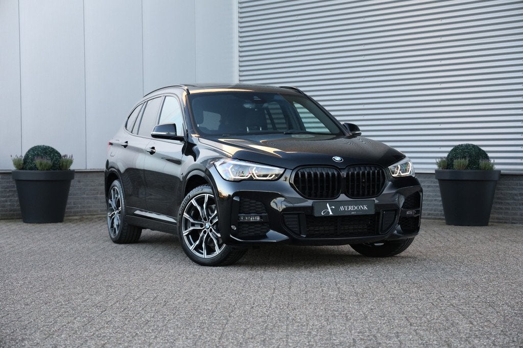 BMW X1 xDrive25e 220PK M-Sport Pano|Trekh|Memory|Stuurvw|HUD, Auto's, Gebruikt, Beige, Lichtsensor, Zwart