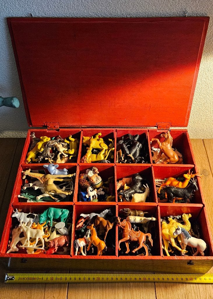 Vintage plastic dieren in grote kist van hout 12 vakken vol, Ophalen of Verzenden, Zo goed als nieuw