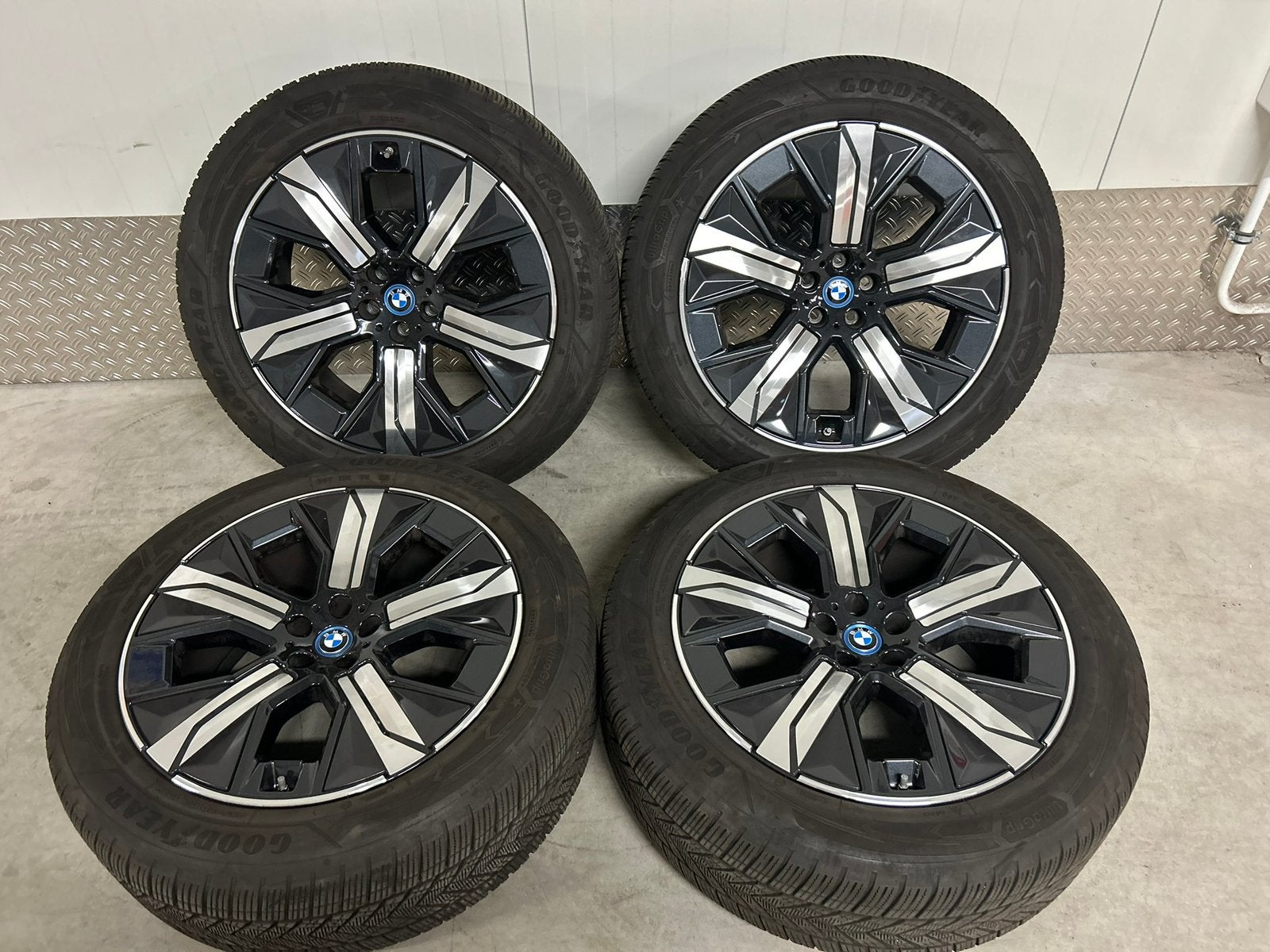 BMW IX i20 1010 21 inch Goodyear winter * 2025 TPMS, Auto-onderdelen, Banden en Velgen, Ophalen, Gebruikt, 255 mm, Banden en Velgen