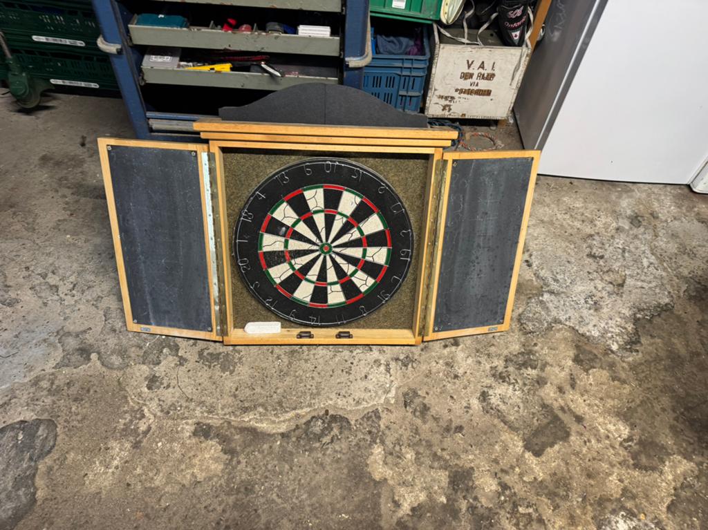 Dartbord met kast, Sport en Fitness, Ophalen, Gebruikt, Dartbord