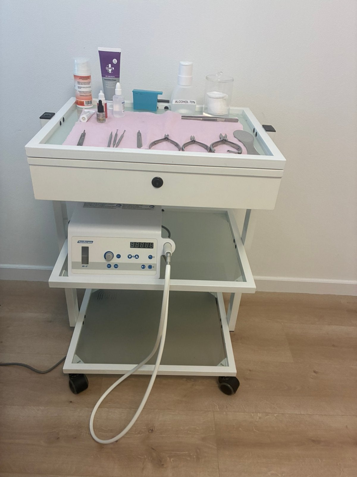 Pedicure trolley / werktafel, Ophalen, Zo goed als nieuw, Hand- en Voetverzorging