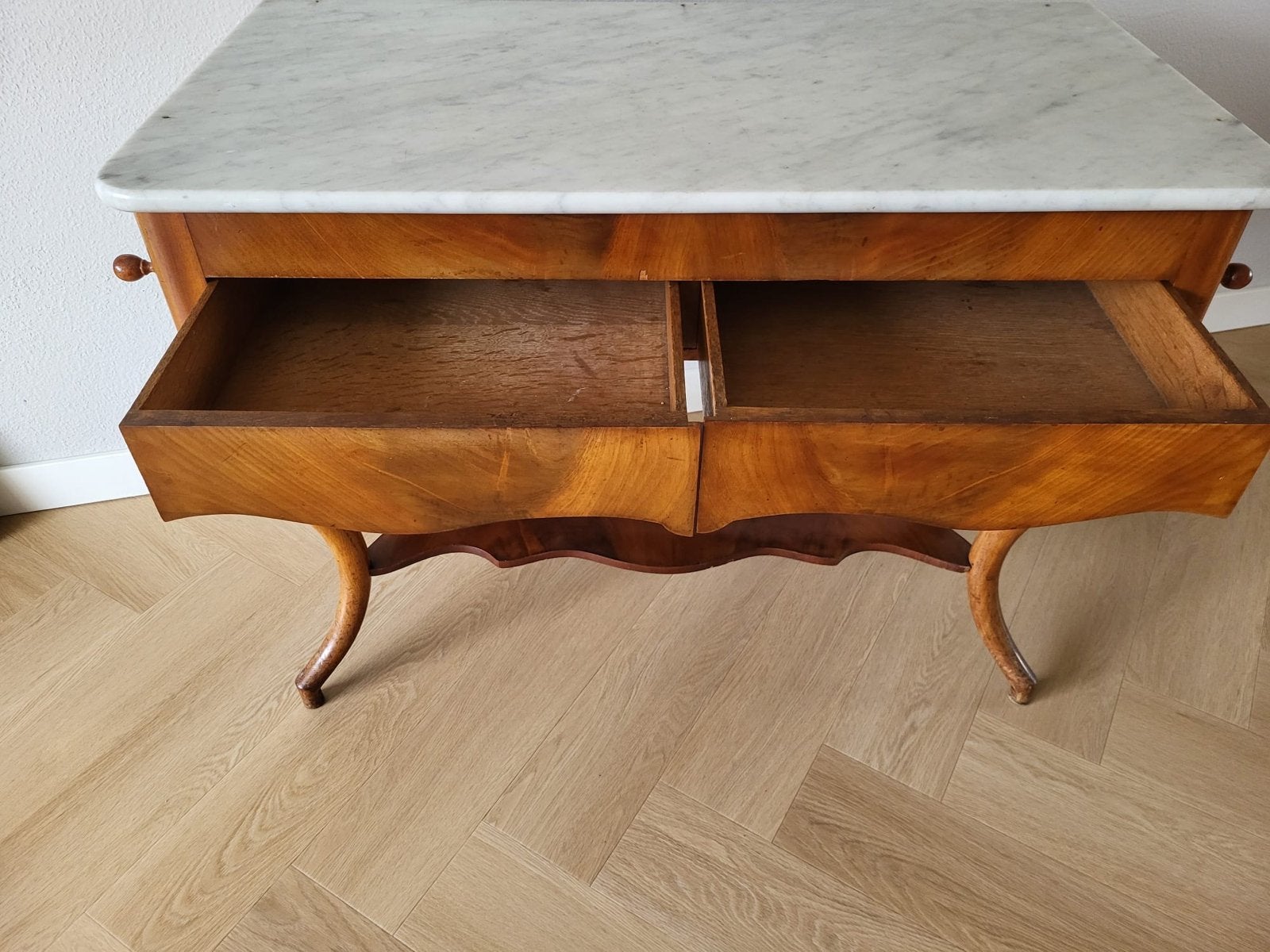 Antieke bijzettafel met marmeren blad en lades, Antiek en Kunst, Antiek | Meubels | Tafels, Ophalen