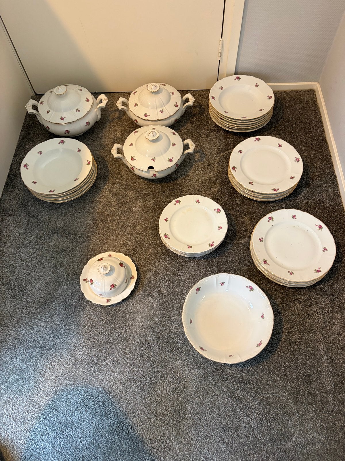 MZ austria /Tsjechoslowaaks servies met roosjes, Ophalen of Verzenden