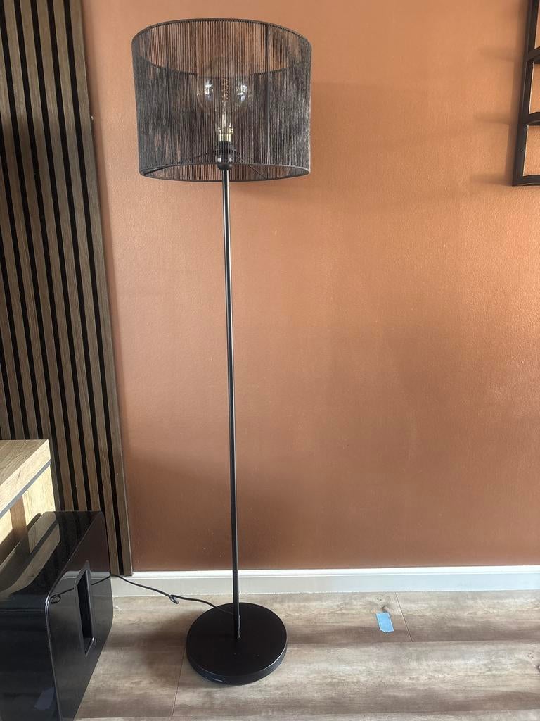 Stijlvolle zwarte vloerlamp met stoffen kap, Ophalen, Zo goed als nieuw, Metaal, 150 tot 200 cm