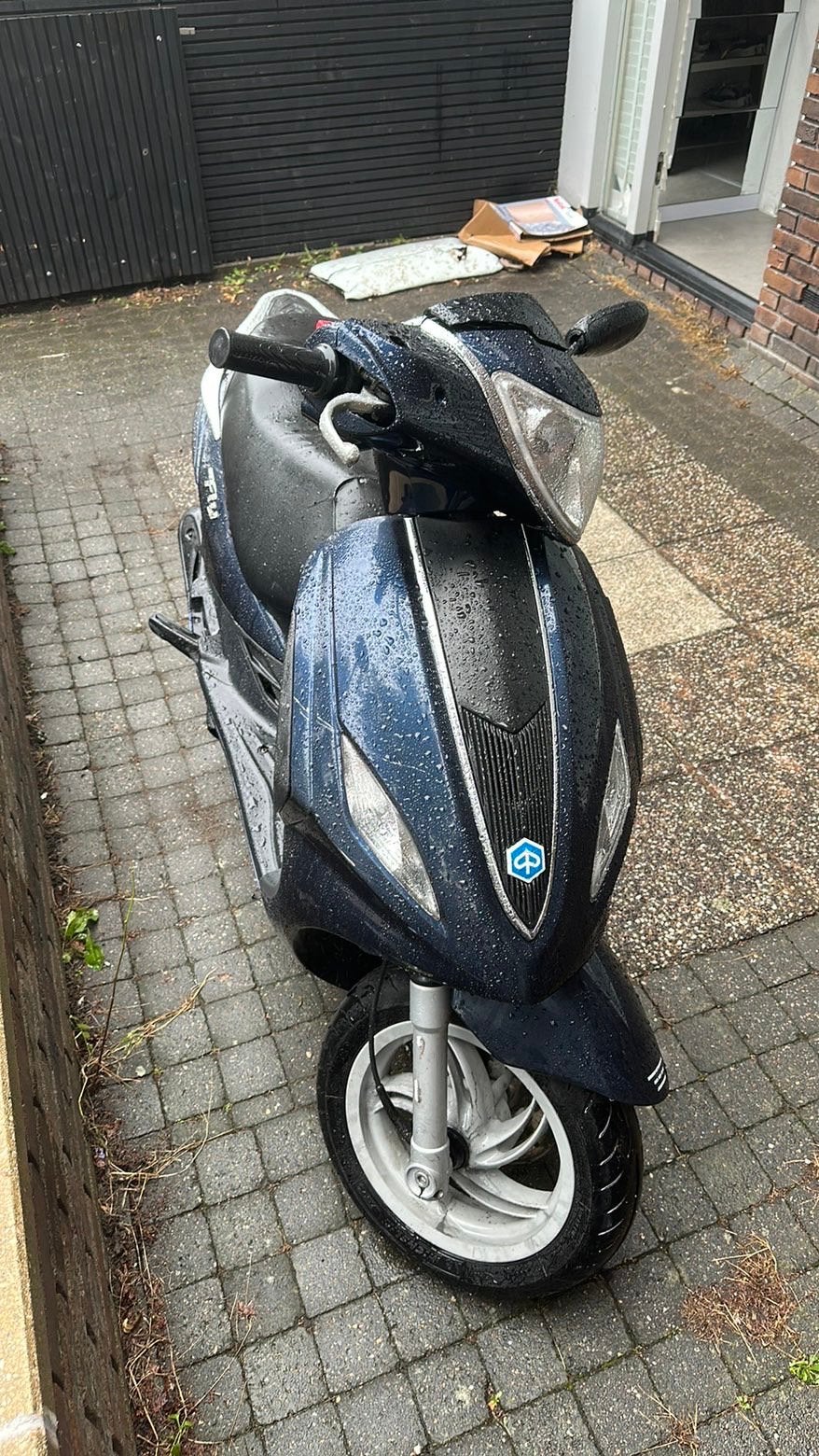 Fly-met wat schade, Ophalen, Zo goed als nieuw, Benzine, Fly