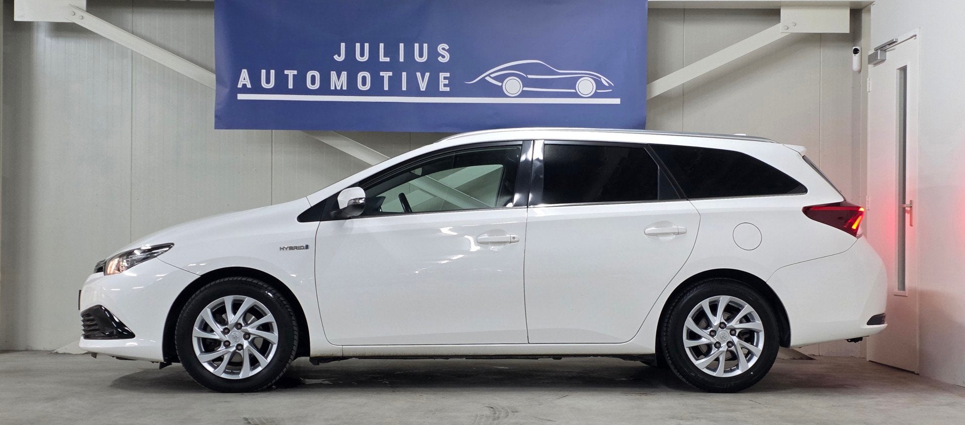 Toyota Auris Touring Sports 1.8 Hybrid Dynamic Dealer Onderh, Auto's, Dealer onderhouden, Gebruikt, Euro 6, Wit
