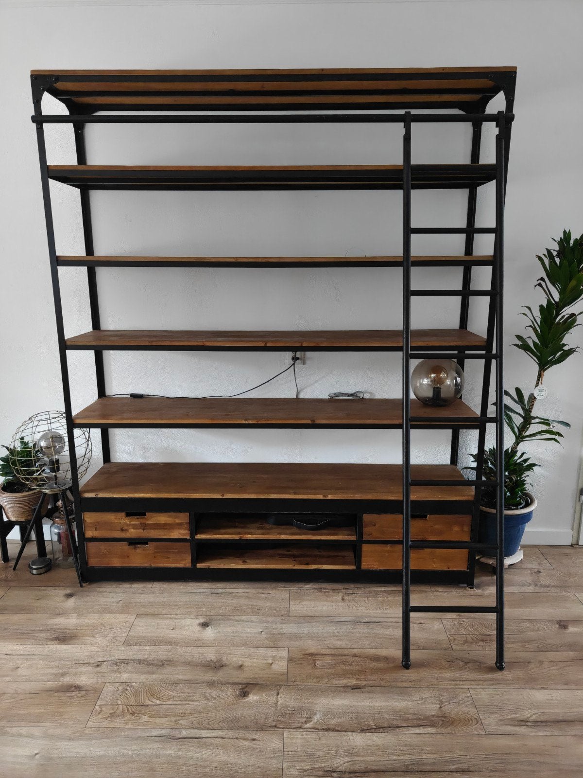 Industriële boekenkast van mangohout en staal met ladder, Ophalen