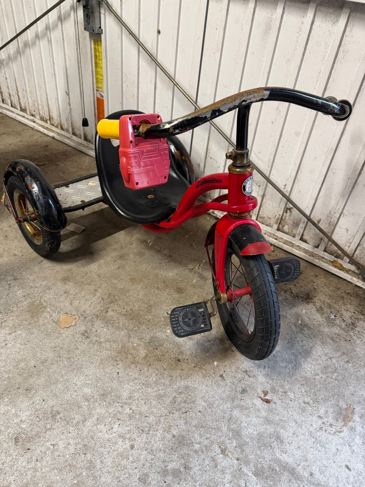 Oude driewieler, rood met zwart, Ophalen, Gebruikt, Trapvoertuig