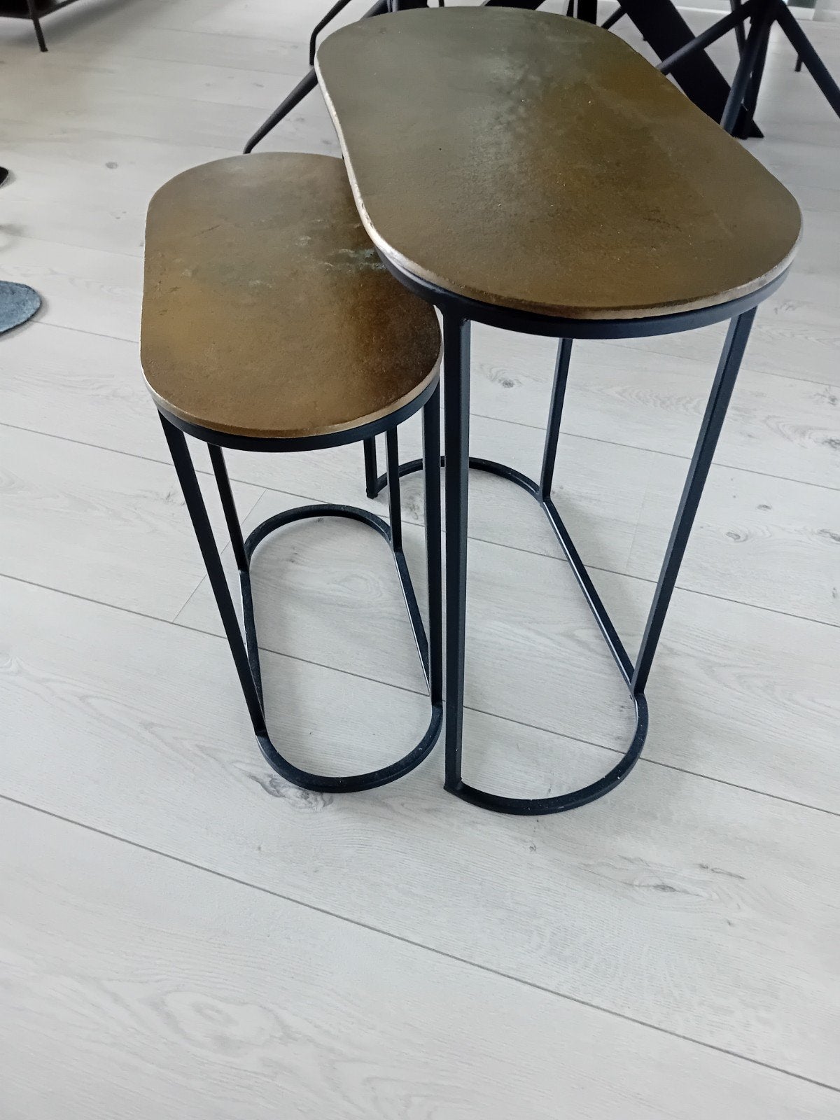 Set van 2 ovale bijzettafels - industrieel design, Gebruikt, Metaal of Aluminium, 55 tot 75 cm, Ophalen