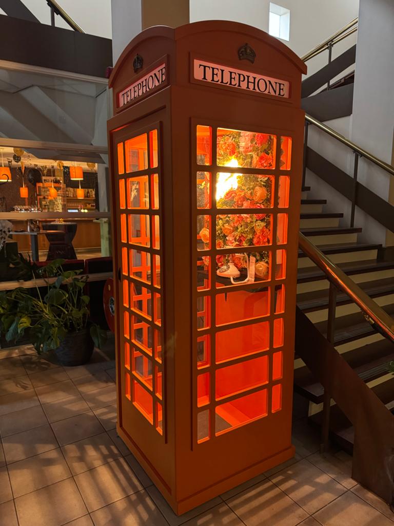 Houten Decoratieve Britse Telefooncel met Verlichting, Ophalen, Zo goed als nieuw