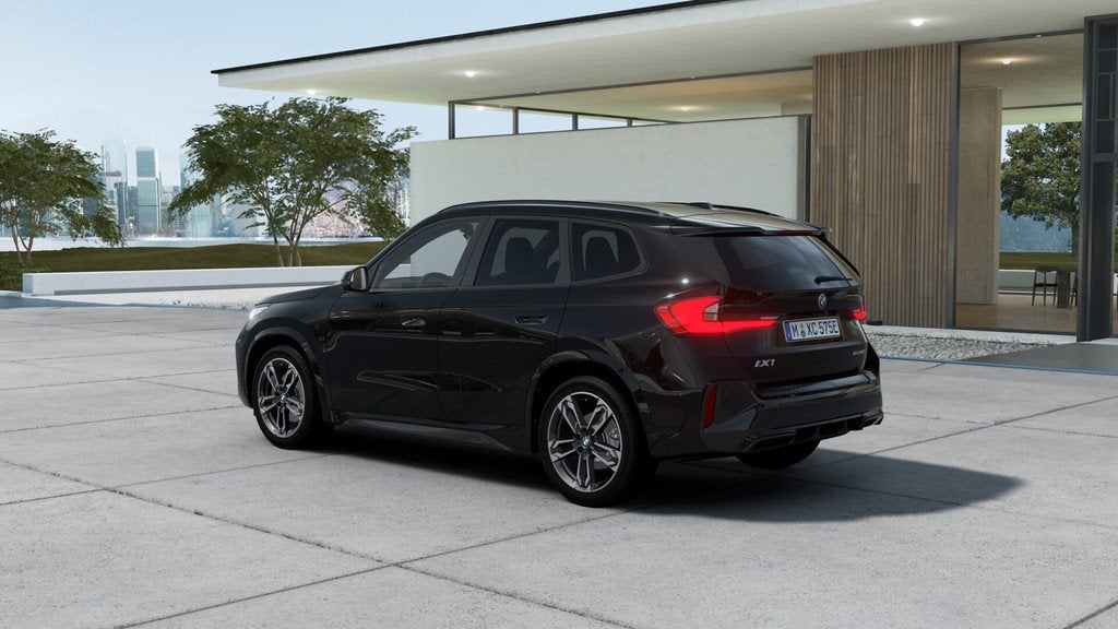 BMW iX1 eDrive20 M Sport / Sportstoelen / Achteruitrijcamera, Auto's, BMW, Zwart, Zwart, Leder, Nieuw