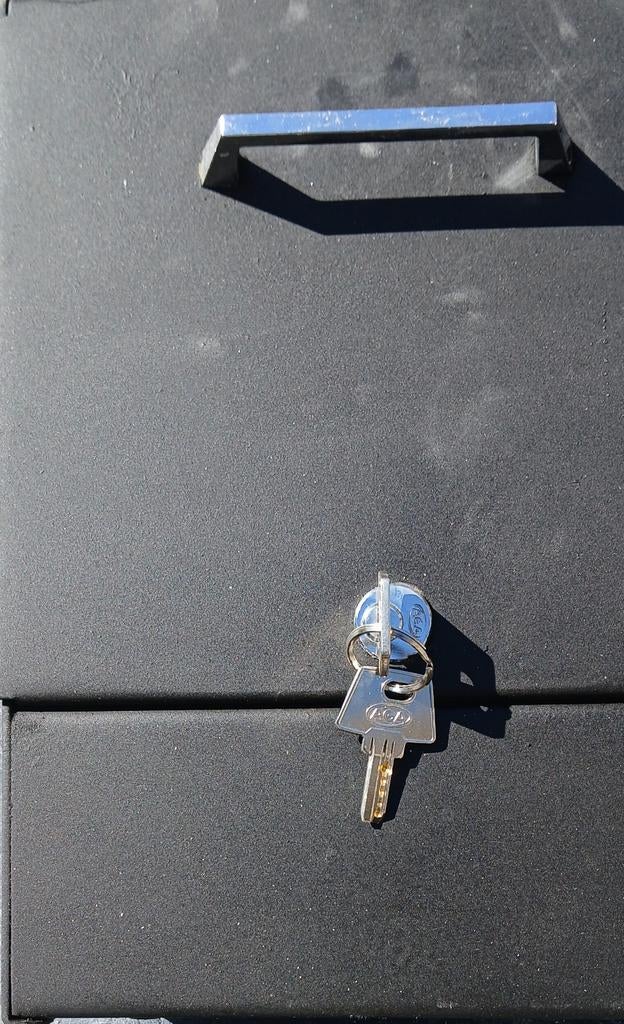 Auto kluis met 2 sleutels., Auto diversen, Auto-accessoires, Ophalen, Zo goed als nieuw