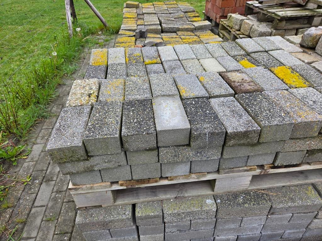 Gratis!! Grijskleurige klinkers 7cm dik, Tuin en Terras, Tegels en Klinkers, Ophalen, Beton, Klinkers