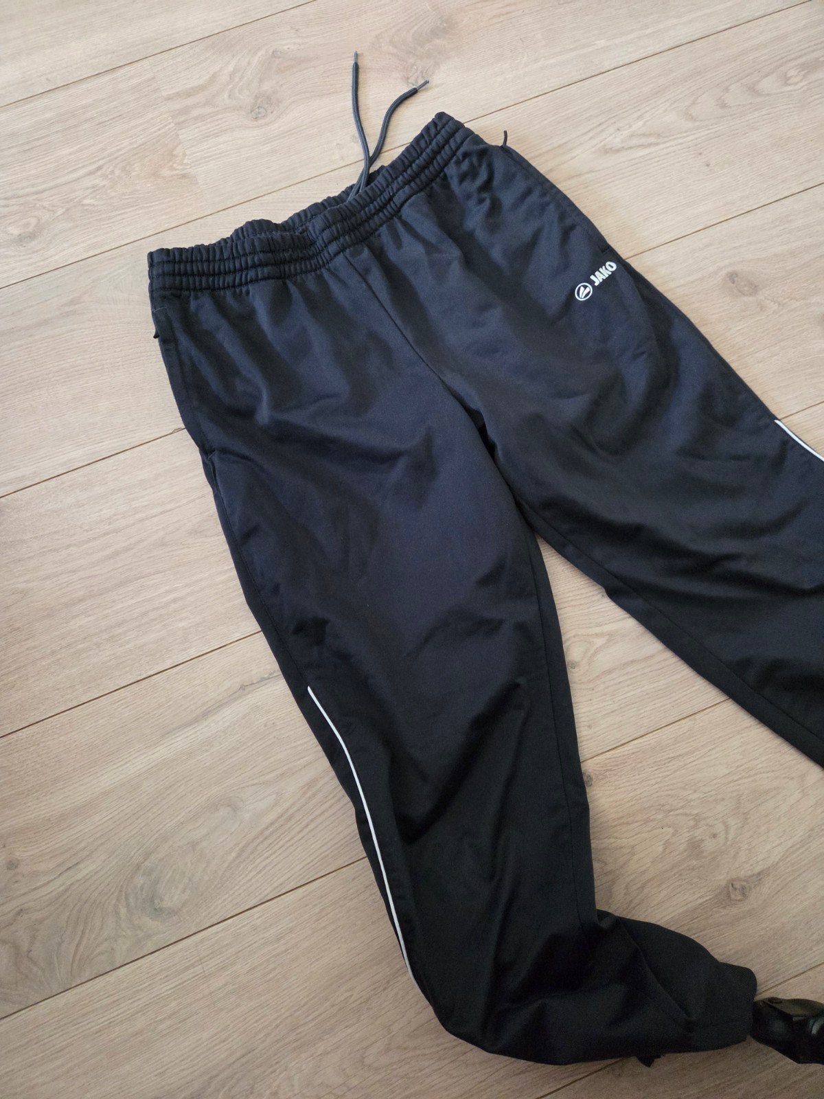 grijzig zwarte trainingsbroek Jako mt: S, Sport en Fitness, Voetbal, Maat S, Ophalen of Verzenden, Zo goed als nieuw, Broek