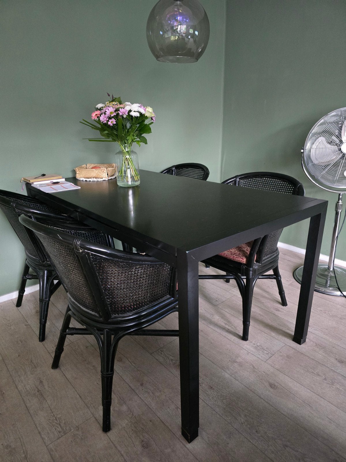 Zwarte tafel + 4 stoelen met kussens, Huis en Inrichting, Tafels | Eettafels, Gebruikt, 150 tot 200 cm, Vier personen, Rechthoekig