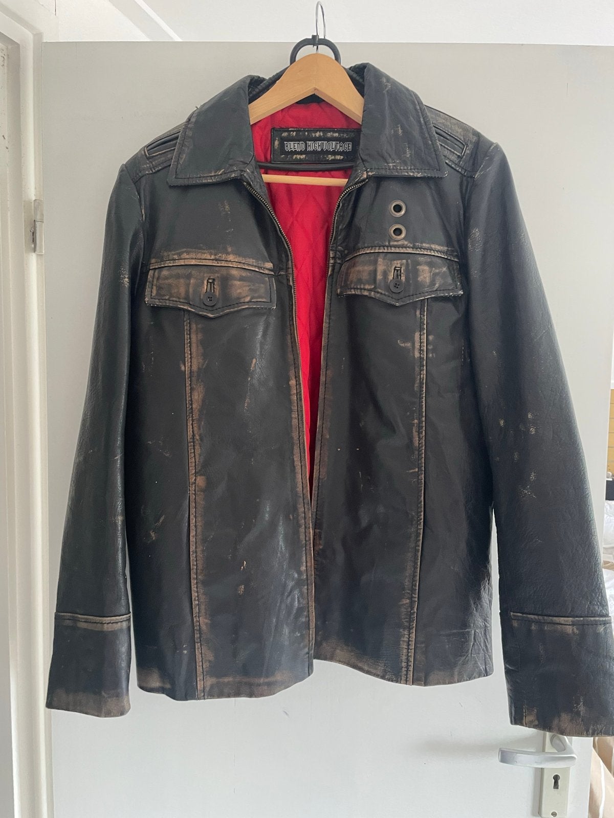 Stoere leren jas met rode voering - Maat L, Kleding | Heren, Ophalen of Verzenden, Gedragen, Maat 52/54 (L), Zwart