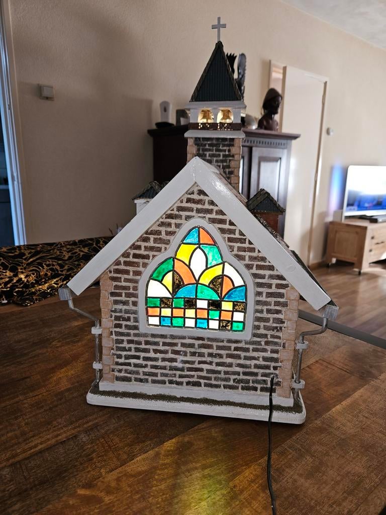 Kerk op schaal gemaakt. Met rode bakstenen, Ophalen of Verzenden, Groter dan 1:32