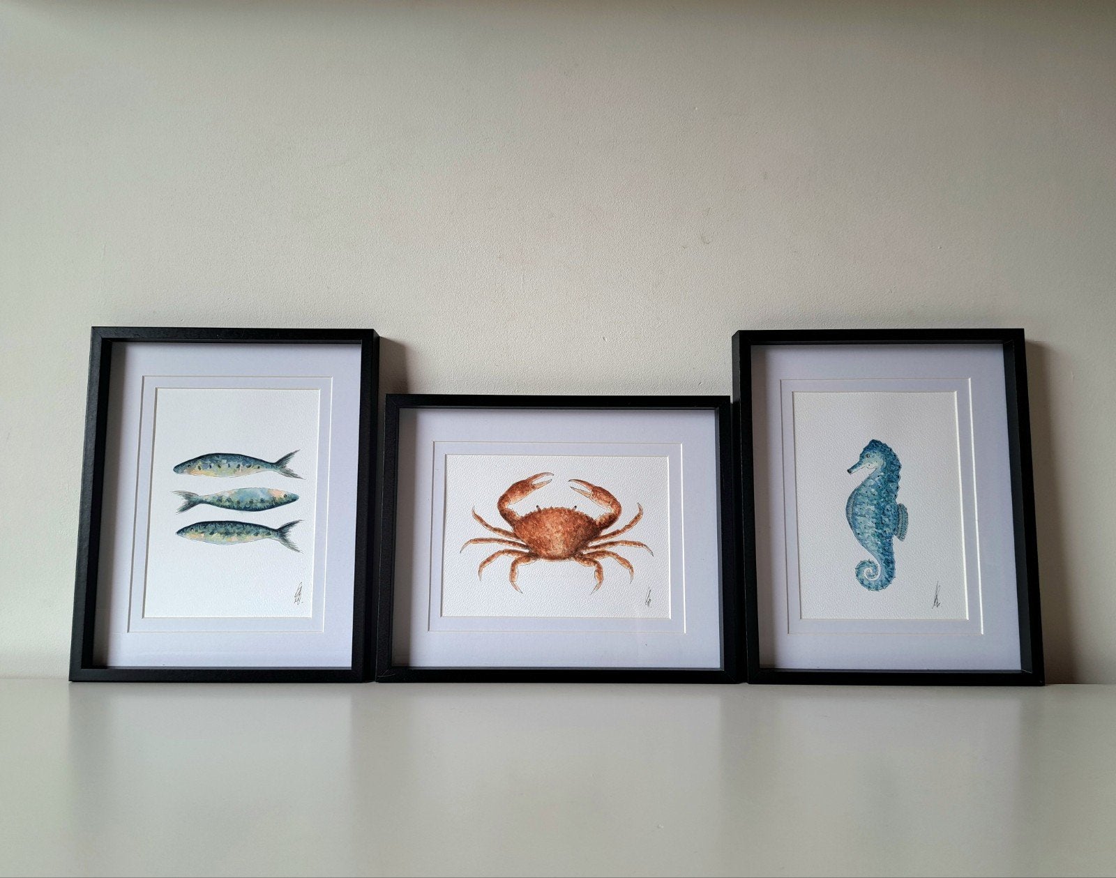 Set 3 aquarel schilderijen krab, sardientjes, zeepaardje, Ophalen of Verzenden, Nieuw, Hout
